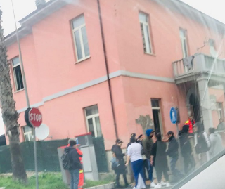 Alba Adriatica, nuovo blitz alla “casa rosa”: sgomberate 8 famiglie rom